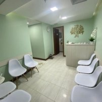 Outra sala de atendimento com decoração minimalista e moderna